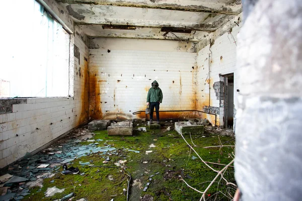 破壊された建物のガスマスクに黙示録的な生存者を投稿します 環境災害 アーマゲドンの概念 — ストック写真