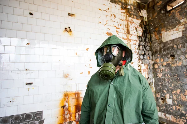 Sopravvissuto Post Apocalittico Con Maschera Antigas Edificio Rovina Disastri Ambientali — Foto Stock