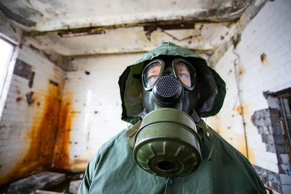 Pos Apokaliptik Selamat Dalam Masker Gas Sebuah Bangunan Hancur Bencana — Stok Foto