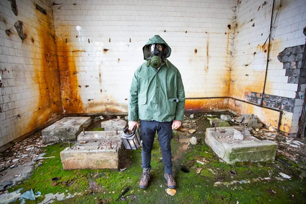 Post Apocalyptic Survivor Gas Mask Ruined Building Environmental Disaster Armageddon — Stock Photo, Image