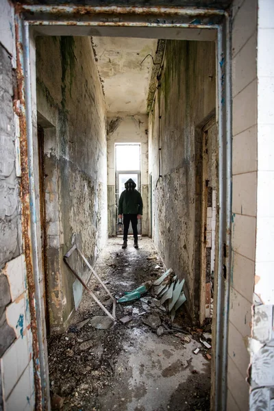 破壊された建物のガスマスクに黙示録的な生存者を投稿します 環境災害 アーマゲドンの概念 — ストック写真