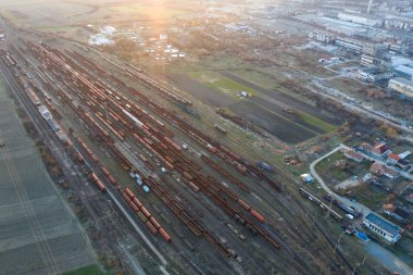Demiryolu istasyonunda çeşitli tren vagonlarının havadan görünüşü, üst manzara..