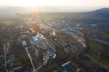 Romanya 'nın sanayi bölgesi üzerinde hava aracı görüntüsü. Şehir binaları, fabrikalar.