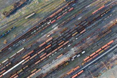 Demiryolu istasyonunda çeşitli tren vagonlarının havadan görünüşü, üst manzara..