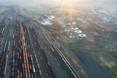 Demiryolu istasyonunda çeşitli tren vagonlarının havadan görünüşü, üst manzara..