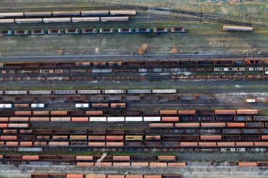 Demiryolu istasyonunda çeşitli tren vagonlarının havadan görünüşü, üst manzara..