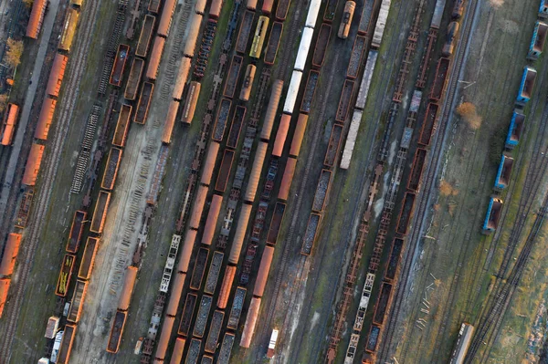 Luftaufnahme Verschiedener Eisenbahnwaggons Mit Gütern Auf Dem Bahnhof Ansicht Von — Stockfoto