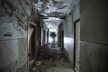  Yıkılmış bir binada gaz maskeli kıyamet sonrası hayatta kalanlar. Çevre felaketi, mahşer kavramı.