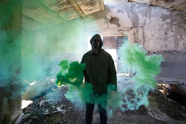 Post Apocalyptic Survivor Gas Mask Smoke Environmental Disaster Armageddon Concept — Stock Photo, Image