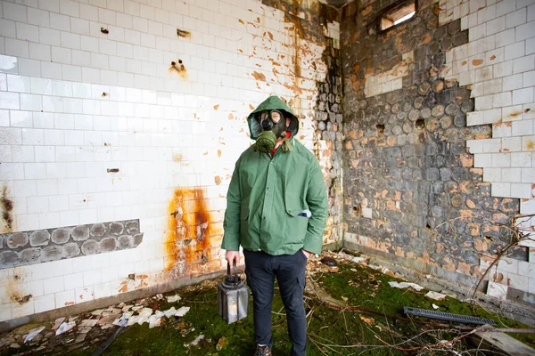 Survivant Post Apocalyptique Sous Masque Gaz Dans Immeuble Ruine Catastrophe — Photo