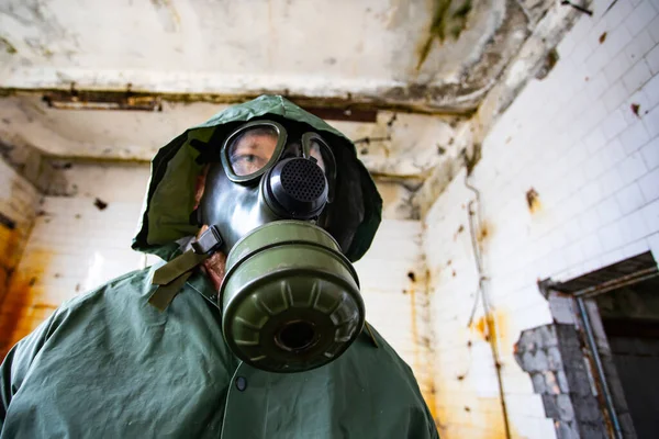 Yıkılmış Bir Binada Gaz Maskeli Kıyamet Sonrası Hayatta Kalanlar Çevre — Stok fotoğraf