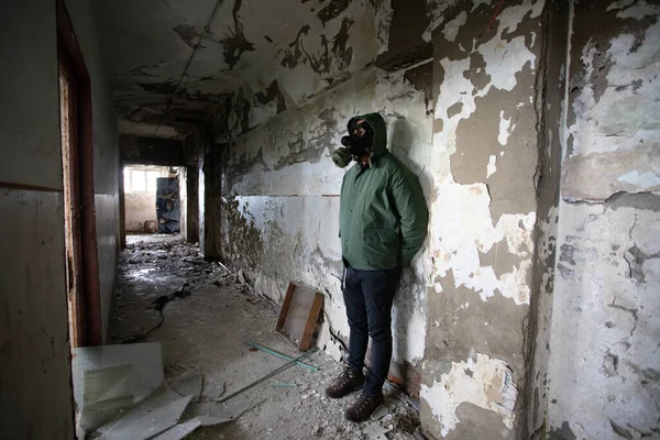 Pos Apokaliptik Selamat Dalam Masker Gas Sebuah Bangunan Hancur Bencana — Stok Foto