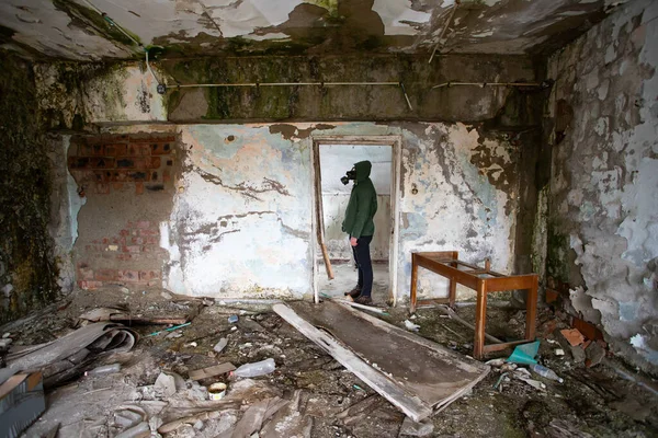 Superviviente Post Apocalíptico Con Máscara Gas Edificio Ruinas Desastre Ambiental — Foto de Stock