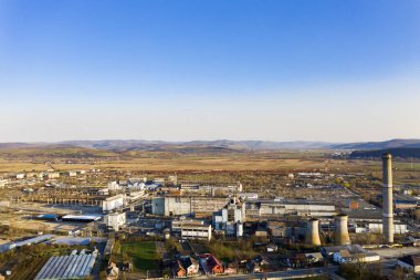 Terk edilmiş sanayi bölgesinin hava manzarası. Yasak bölge, radyasyon riski, kayıp şehir, vahiysel yapı. 