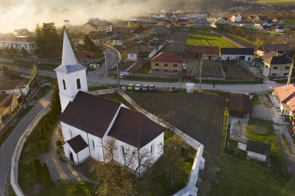 罗马尼亚特兰西瓦尼亚一个有古老教堂的小村庄的空中景观 — 图库照片