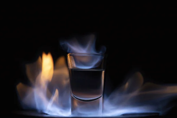 Gläser Mit Brennendem Alkohol Auf Schwarzem Hintergrund — Stockfoto