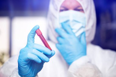 COVID-19 - Coronavirus hastalığı - 2019-nCoV. Doktor, Covid-19 enfeksiyon analizi ve numunesi için kan örneği tutuyor..