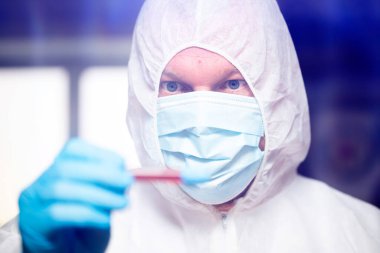 COVID-19 - Coronavirus hastalığı - 2019-nCoV. Doktor, Covid-19 enfeksiyon analizi ve numunesi için kan örneği tutuyor..