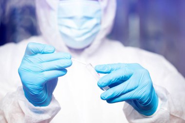 COVID-19 - Coronavirus hastalığı - 2019-nCoV. Doktor, Covid-19 enfeksiyon analizi ve numunesi için kan örneği tutuyor..