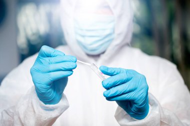 COVID-19 - Coronavirus hastalığı - 2019-nCoV. Doktor, Covid-19 enfeksiyon analizi ve numunesi için kan örneği tutuyor..