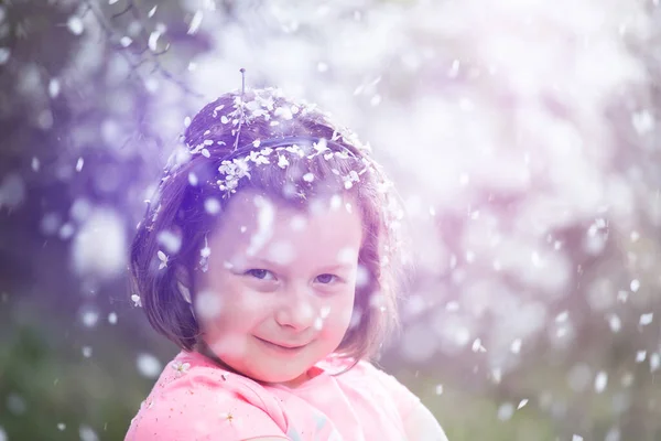 Menina Adorável Jardim Sob Árvores Florescentes Chuva Pétala Primavera — Fotografia de Stock