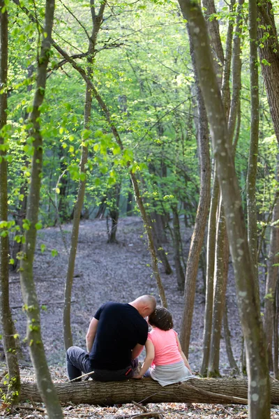 Vater Und Tochter Amüsieren Sich Frühlingswald Kleines Mädchen Genießt Vaterliebe — Stockfoto