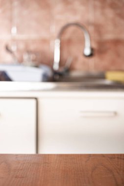 Mutfak arka planındaki ahşap masa..