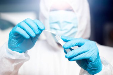 COVID-19 - Coronavirus hastalığı - 2019-nCoV. Doktor, Covid-19 enfeksiyon analizi ve numunesi için kan örneği tutuyor..
