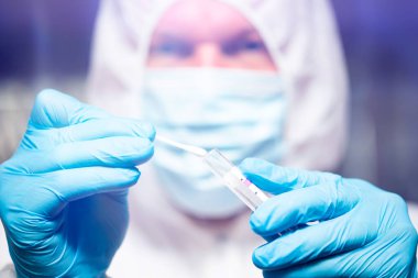 COVID-19 - Coronavirus hastalığı - 2019-nCoV. Doktor, Covid-19 enfeksiyon analizi ve numunesi için kan örneği tutuyor..