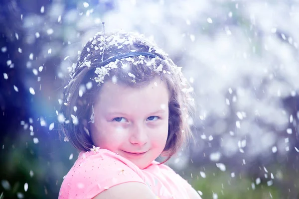 Menina Adorável Jardim Sob Árvores Florescentes Chuva Pétala Primavera — Fotografia de Stock