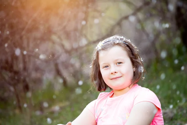 Adorable Little Girl Garden Blossoming Trees Spring Petal Rain — Stock Photo, Image