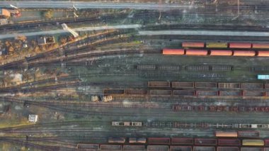Tren istasyonundaki çeşitli tren vagonlarının havadan 4K videosu..