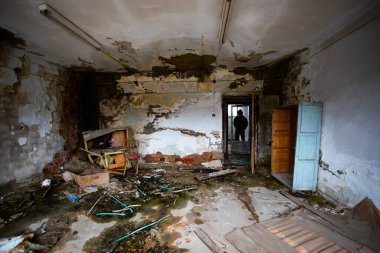  Yıkılmış bir binada gaz maskeli kıyamet sonrası hayatta kalanlar. Çevre felaketi, mahşer kavramı.