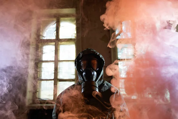 Post Apocalyptic Survivor Gas Mask Smoke Environmental Disaster Armageddon Concept — Stock Photo, Image