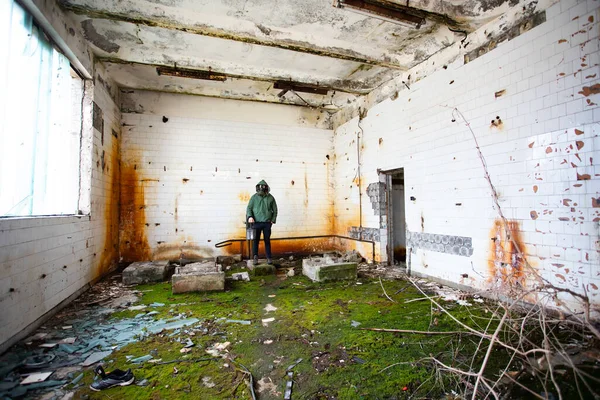 Post Apocalyptic Survivor Gas Mask Ruined Building Environmental Disaster Armageddon — Stock Photo, Image