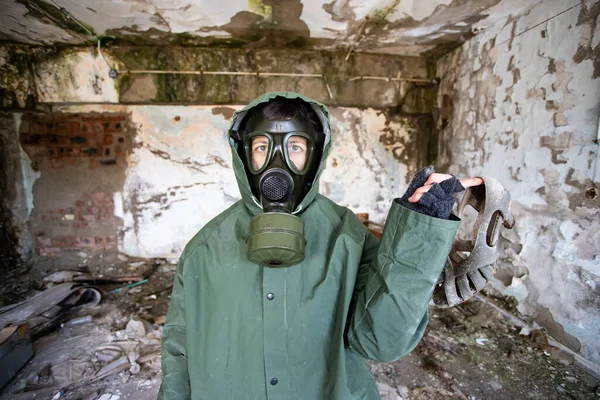 Sopravvissuto Post Apocalittico Con Maschera Antigas Edificio Rovina Disastri Ambientali — Foto Stock