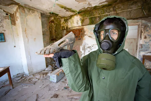 Sobrevivente Apocalíptico Pós Apocalíptico Máscara Gás Edifício Arruinado Desastre Ambiental — Fotografia de Stock