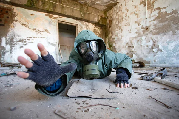 Gaz Maskeli Kıyametten Kurtulan Biri Yıkılmış Bir Binada Yardım Istiyor — Stok fotoğraf