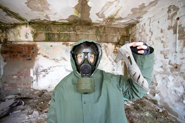 Post Apocalyptic Survivor Gas Mask Ruined Building Environmental Disaster Armageddon — Stock Photo, Image