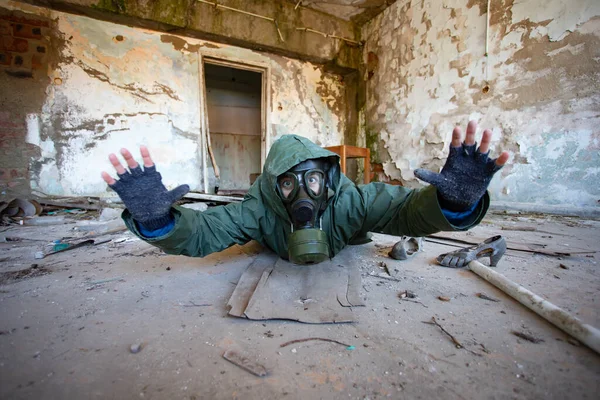 Pos Apokaliptik Selamat Dalam Masker Gas Meminta Bantuan Sebuah Bangunan — Stok Foto