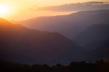 Yaz tepelerinde güzel gün batımı.