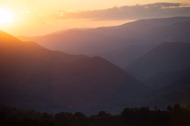Yaz tepelerinde güzel gün batımı.