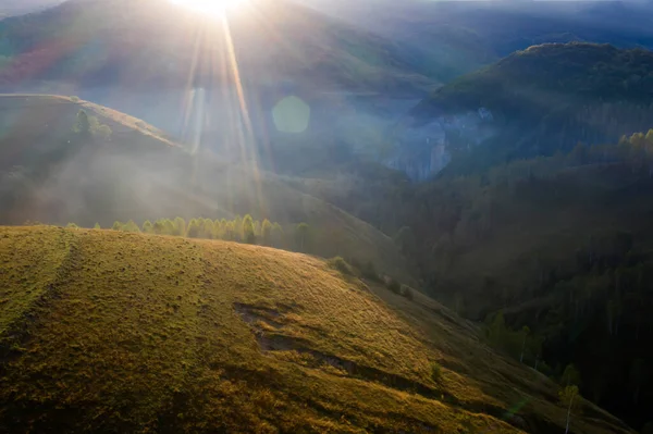 トランシルヴァニアの無限の緑豊かな牧草地の空中ビュー エメラルドグリーンのフィールドと牧草地と美しいルーマニアの田舎 日の出の田園風景 — ストック写真