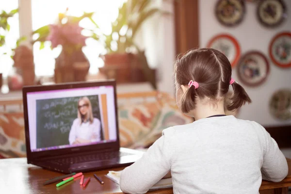 Formazione Online Distanza Ragazza Della Scuola Guardando Lezioni Educazione Online — Foto Stock
