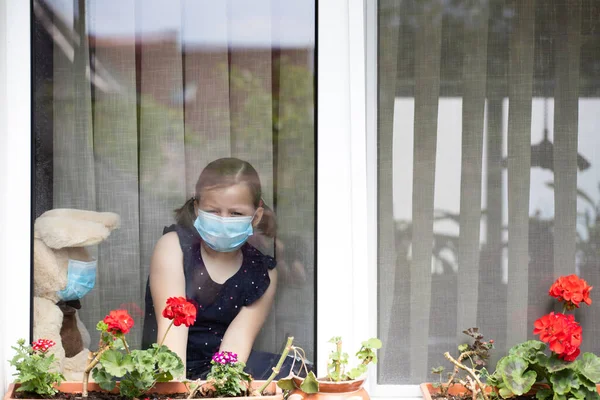 Maradj Otthoni Karanténban Koronavírus Világjárvány Megelőzésében Szomorú Lány Plüssmackója Orvosi — Stock Fotó