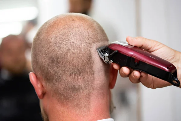 Mężczyzna Jest Przycinany Profesjonalną Maszyną Elektryczną Clipper Salonie Fryzjerskim Koncepcja — Zdjęcie stockowe