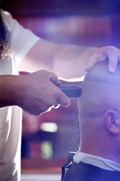 Mężczyzna Jest Przycinany Profesjonalną Maszyną Elektryczną Clipper Salonie Fryzjerskim Koncepcja — Zdjęcie stockowe