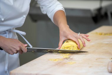 Fırında çalışan fırıncı geleneksel Fransız ekmeği ve pastası yapıyor..