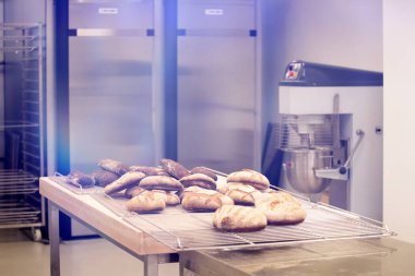 Fırında değişik geleneksel ekmekler var..