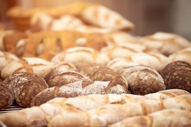 Fırında değişik geleneksel ekmekler var..